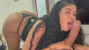 Novinha brasileira chupando e socando na pica Grossa